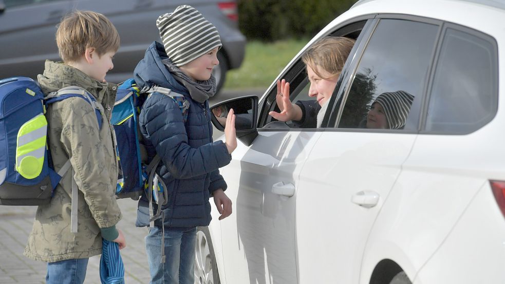 An der Daalerschule in Leer gibt es seit einigen Jahren eigene Halteplätze, an denen die Kinder aus dem Auto aussteigen und sich verabschieden können. Foto: Ortgies/Archiv