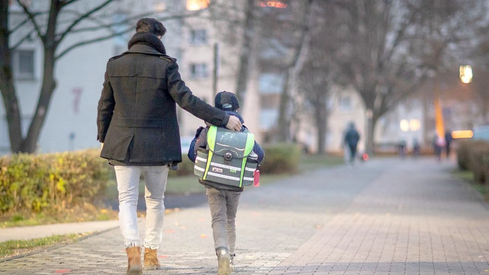 Üben, üben, üben: Das gilt für den Unterricht wie für den Schulweg. Eltern sollten ihre Kinder anfangs begleiten. Foto: Frank Rumpenhorst/dpa