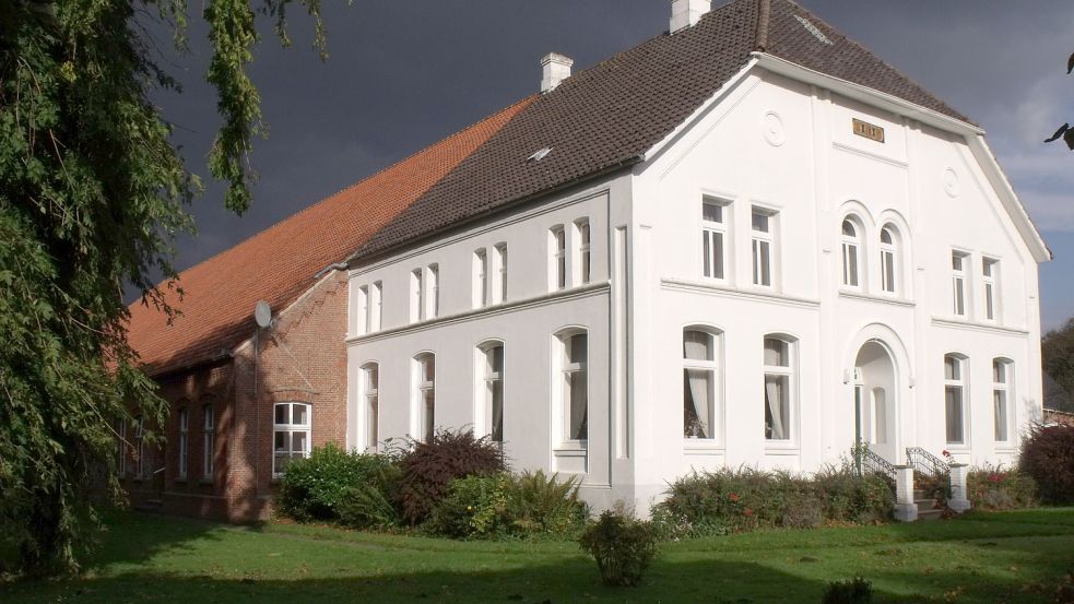 Der alte Gulfhof in Groothusen mit dem Namen „Stikelbörg“ stammt aus dem Jahr 1879/1880 – auch wenn die Tafel im Giebel eine andere Zahl als Baujahr aufweist. Foto: Privat