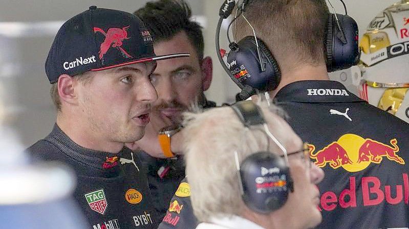 Max Verstappen (l) spricht nach seinem Ausfall in Melbourne mit seinen Mechanikern. Foto: Simon Baker/EPA POOL/AP/dpa