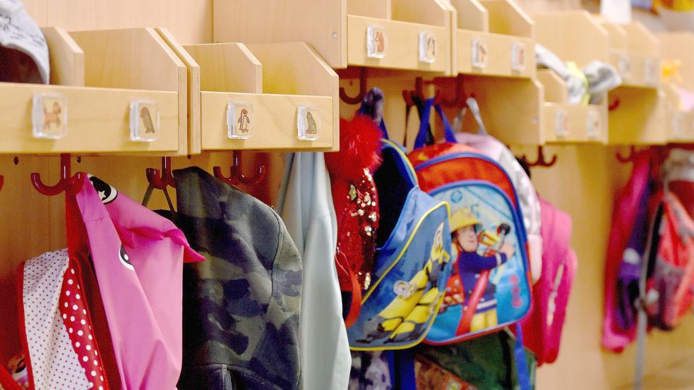 Eltern in Moormerland machen sich Sorgen, ob ihr Kind einen Platz in einem Kindergarten bekommen wird. Foto: Caroline Seidel/dpa