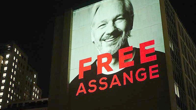 Ein Bild von Julian Assange wird auf ein Gebäude in der Leake Street im Zentrum Londons projiziert. Foto: Victoria Jones/PA Wire/dpa