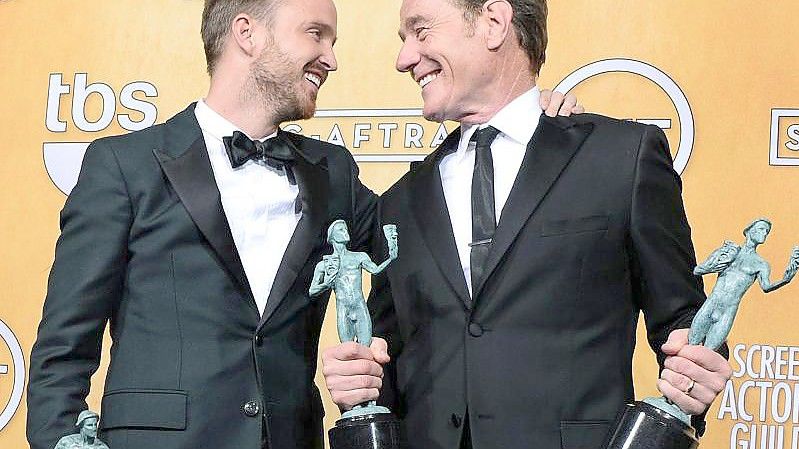 Bryan Cranston (r) und Aaron Paul bei der Verleihung der Screen Actors Guild Awards 2014. Foto: Paul Buck/EPA/dpa