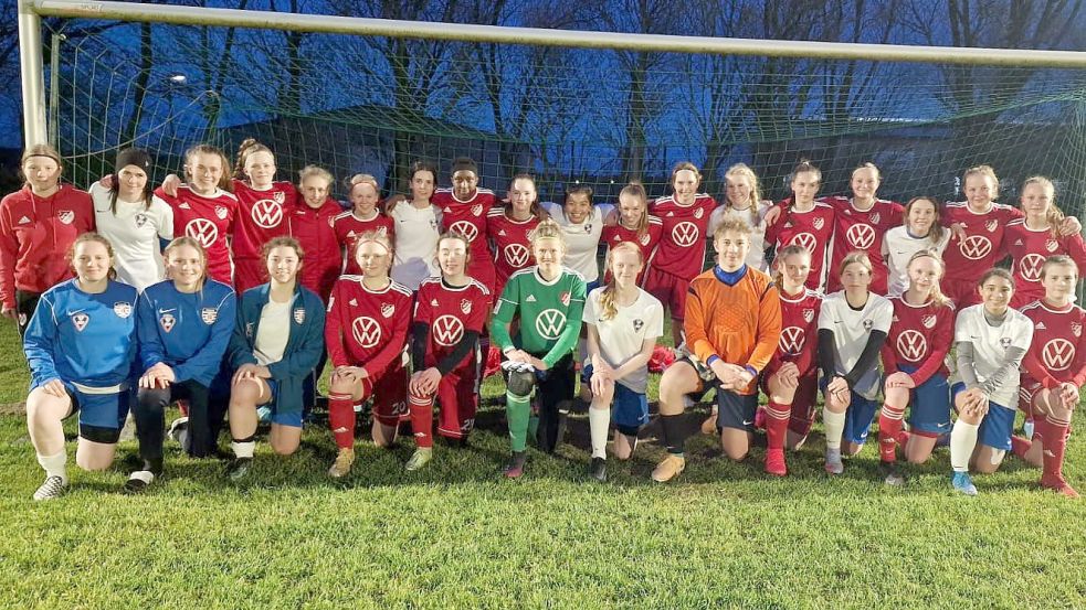 Die U17-Juniorinnen der Amerikaner (weiße Trikots und blaue Anzüge) trafen in einem Freundschaftsspiel auf die SpVg Aurich (rote Trikots). Es war eines von vielen Testspielen. Foto: Privat