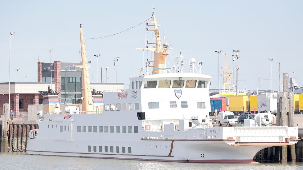 Eine Juist-Fähre (Foto) der Frisia-Reederei war am Sonntagnachmittag gegen ein Norderney-Fährschiff gedrückt worden. Foto: Bodo Kiefer