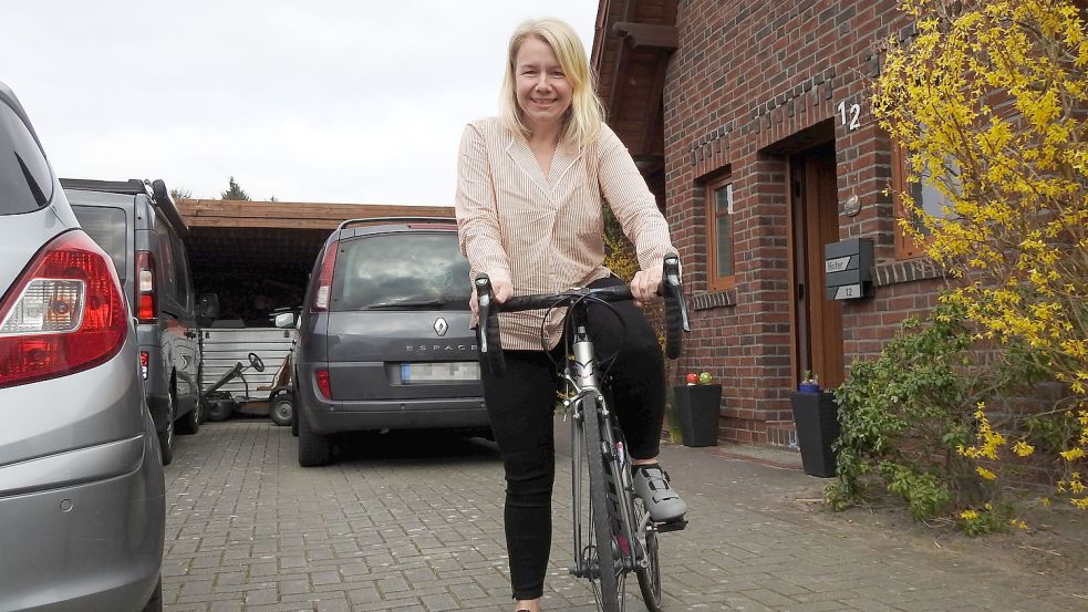 Nicole Hofer hat drei Pflegekinder und zwei leibliche Kinder. Für eine kurze Auszeit von der Familie setzt sich die 34-Jährige gerne auf ihr Rennrad und fährt durch Ostfriesland. Foto: Wiggermann