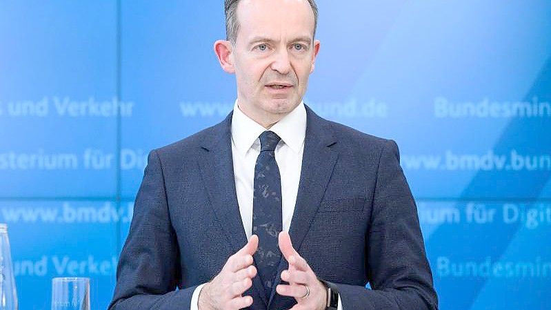 Volker Wissing (FDP), Bundesminister für Verkehr und Digitales, will Details zum Nahverkehr-Rabatt zügig klären. Foto: Bernd von Jutrczenka/dpa