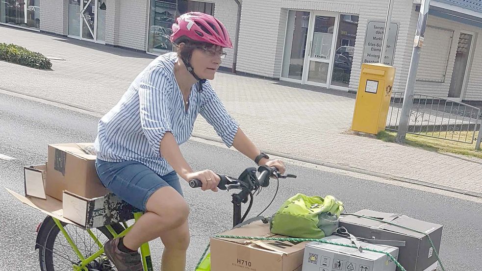 Melanie Röben ist mit einem geliehenen Lastenrad und viel Gepäck unterwegs im Straßenverkehr. Foto: Privat