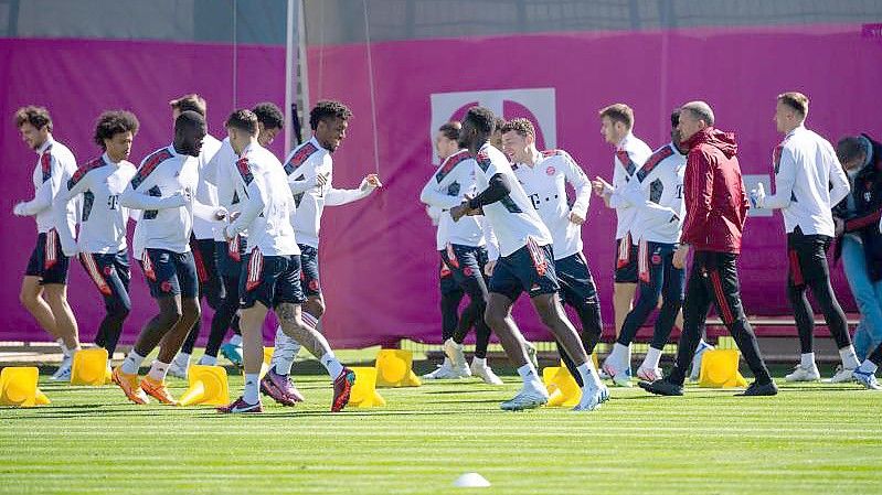Die Spieler des FC Bayern demonstrieren beim Training vor der K.o.-Partie gegen den FC Villarreal den Zusammenhalt. Foto: Sven Hoppe/dpa