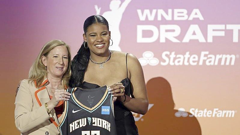 Nyara Sabally (r) posiert mit WNBA-Kommissarin Cathy Engelbert für ein Foto. Sie spielt zukünftig für New York Liberty. Foto: Adam Hunger/AP/dpa