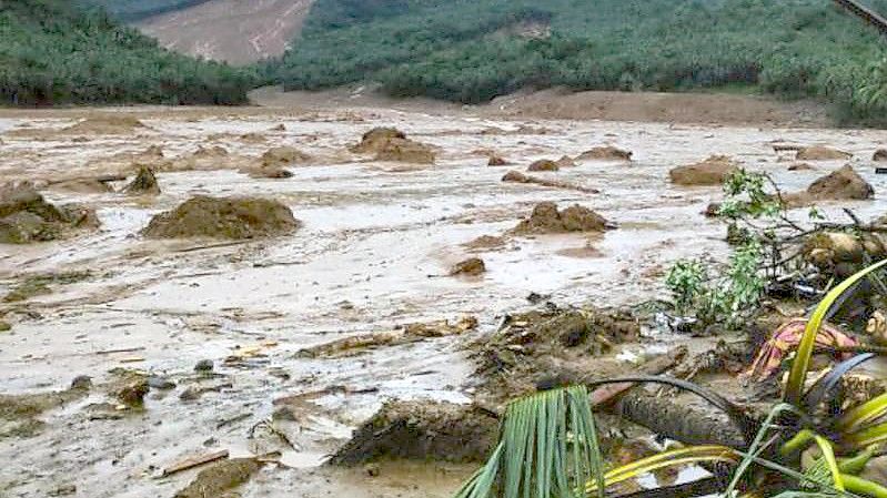 Erdrutschgebiet in der Provinz Leyte. Auf den Philippinen sind beim ersten Tropensturm des Jahres Dutzende Menschen ums Leben gekommen. Tausende wurden in die Flucht getrieben. Foto: Uncredited/PHILIPPINE COAST GUARD/AP/dpa