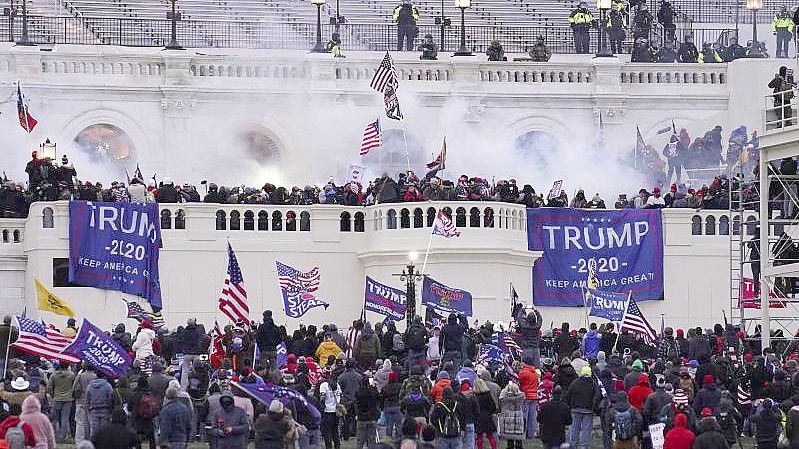 Anhänger des damaligen US-Präsident Trump stürmen am 6. Januar 2021 das Kapitol in Washington. Foto: John Minchillo/AP
