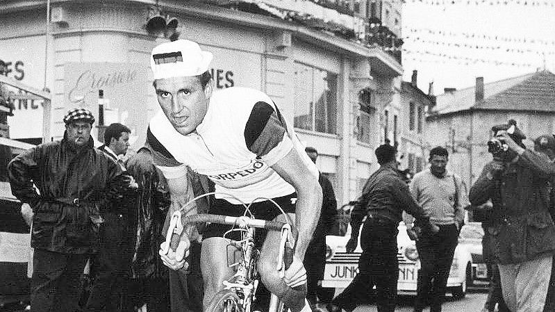 Hans „Hennes“ Junkermann (r) während der 19. Etappe der Tour de France 1961. Foto: -/dpa