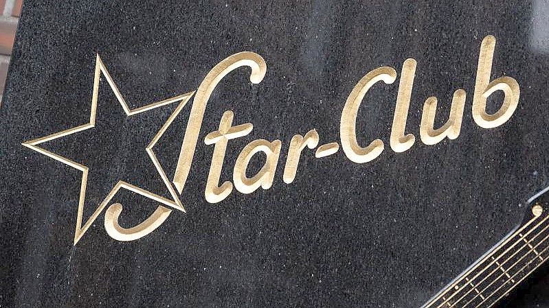 Eine Gedenktafel erinnert an den Hamburger „Star-Club“ auf der Großen Freiheit. Foto: Daniel Reinhardt/dpa