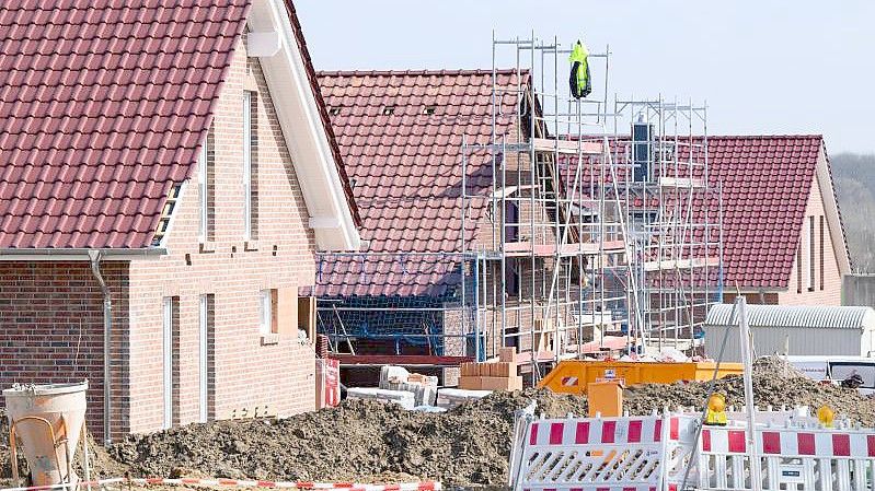 Die steigenden Bauzinsen verteuern den Immobilienkauf zusätzlich. Foto: Julian Stratenschulte/dpa