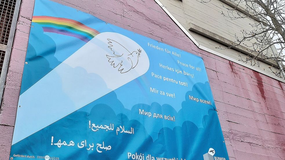 Am Emder Bunkermuseum hängt ein Banner mit der Aufschrift „Frieden für alle“ in mehreren Sprachen. Foto: Privat