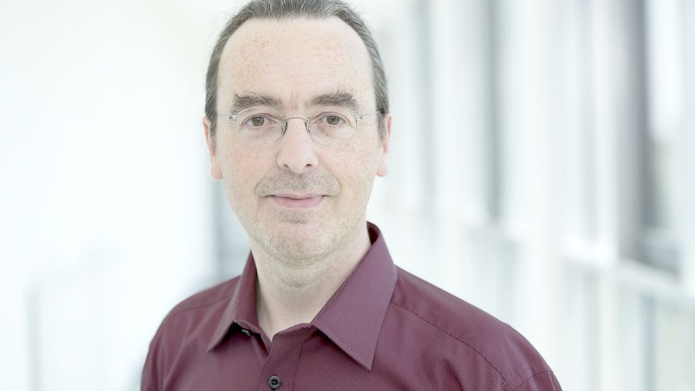 Jörg A. Meier stammt gebürtig aus Esens. Er sagt, er trifft an Universitäten immer wieder Studierende aus Ostfriesland. Foto: Thomas Tiltmann
