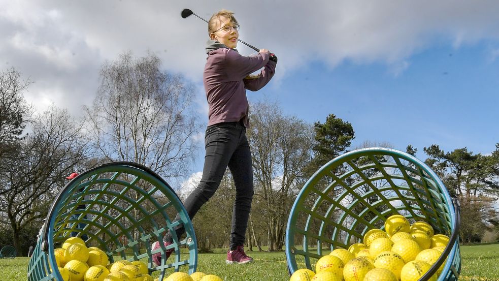 Auf der Suche nach dem perfekten Schlag: Johanna Seehusen auf der Driving Range. Fotos: Ortgies