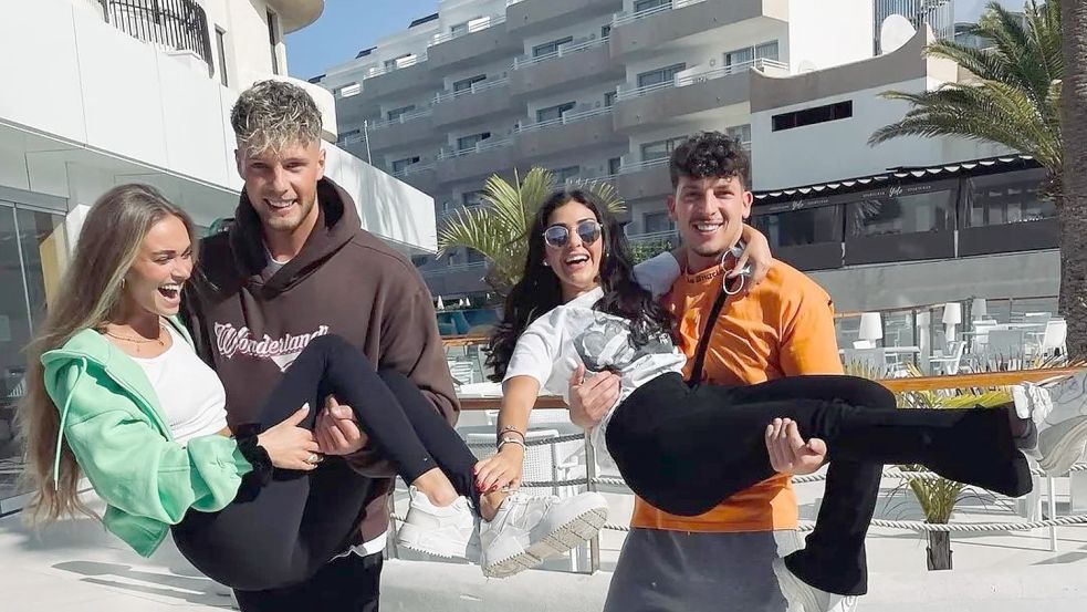 Mark Bruns (links) trägt seine Cindy nach den Dreharbeiten auf dem Arm. Die Stimmung zwischen ihnen und dem Gewinnerpaar Nico und Jennifer scheint nicht getrübt. Foto: Screenshot/Instagram: markbrunsx_