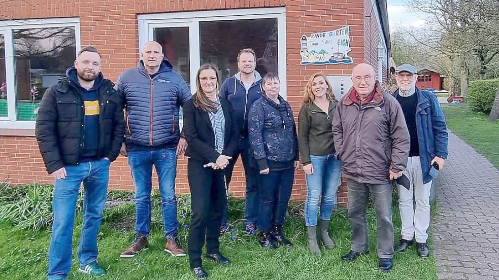 Vertreterinnen und Vertreter der Emder Politik machten sich vor Ort ein Bild vom Zustand des Petkumer Kindergartens. Foto: Privat