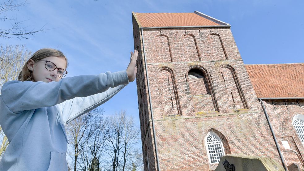 So schief wie der Suurhuser Turm ist keiner. Er bietet sich für viele spielerische Fotomotive an. Foto: Ortgies/Archiv