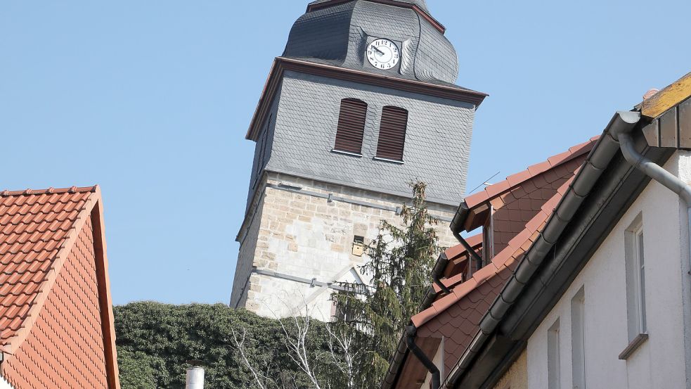 Der Turm der Oberkirche in Bad Frankenhausen ist zwar höher als der in Suurhusen, aber nicht schiefer. Foto: Bodo Schackow/dpa