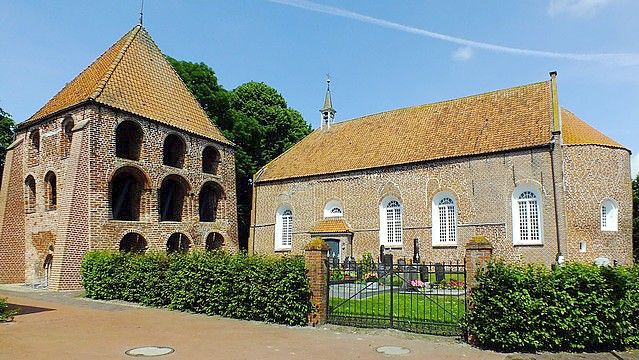 In Midlum im Rheiderland steht der weltweit wohl schiefste Glockenturm. Foto: Ostfriesland travel
