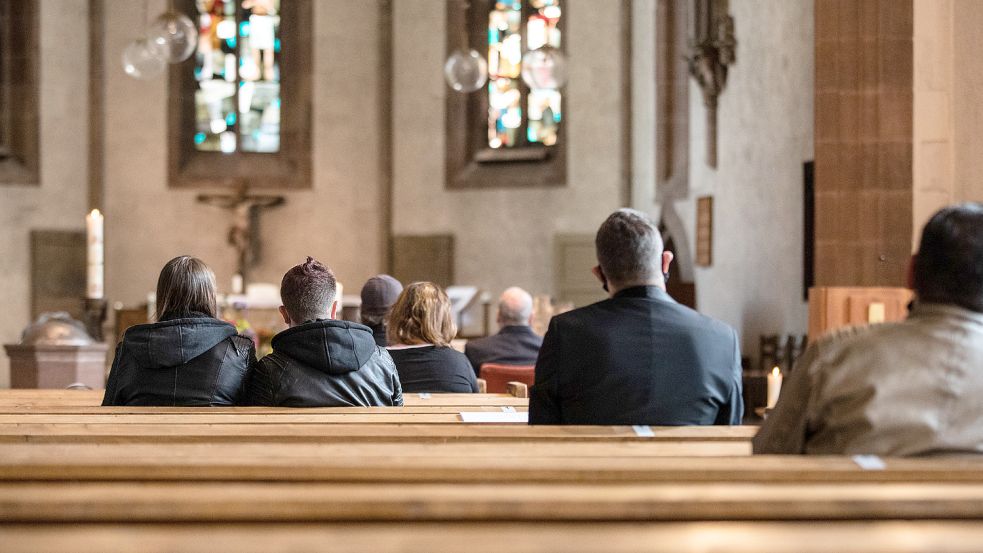 Auch in Ostfriesland merkt man: Die Zahl der Gottesdienst-Besucher wird immer weniger. Foto: Christoph Schmidt/dpa