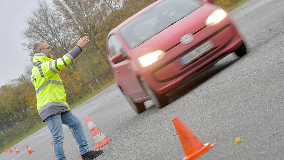 Ein Fahrsicherheitstraining oder andere Angebote von Anbietern wie der Verkehrswacht oder dem ADAC können dazu beitragen, sich im Straßenverkehr sicherer zu bewegen. Foto: Ortgies/Archiv