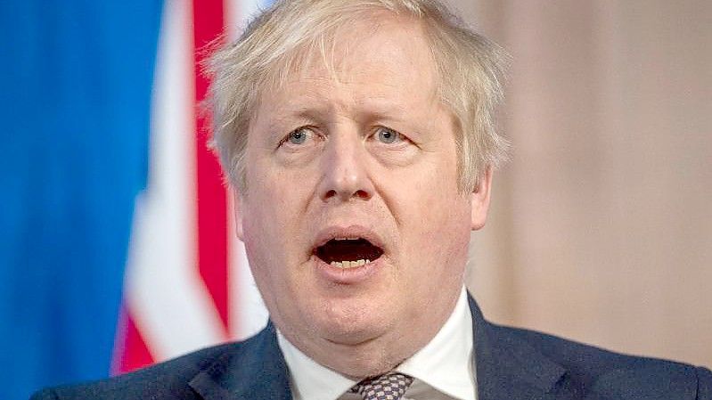 Boris Johnson muss nach der Affäre um verbotene Partys während des Corona-Lockdowns Strafe zahlen. Foto: Michael Kappeler/dpa