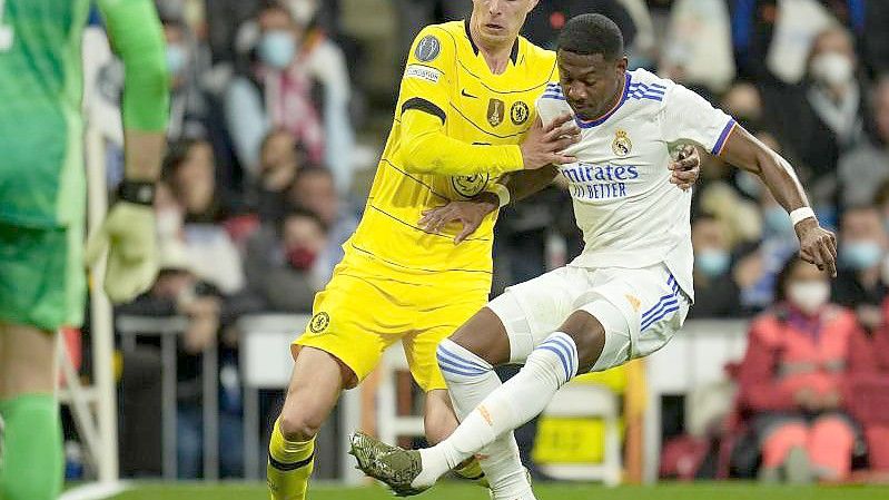 Kai Havertz (l) vom FC Chelsea und Real Madrids David Alaba kämpfen um den Ball. Foto: Manu Fernandez/AP/dpa