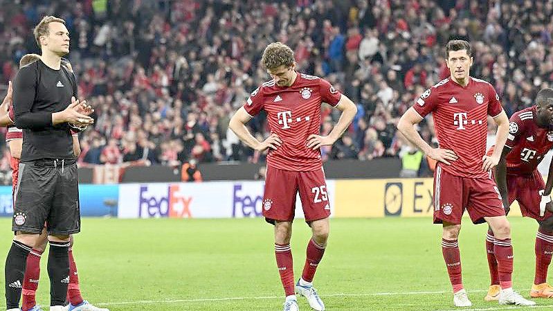 Bayerns Torwart Manuel Neuer, Thomas Müller, Robert Lewandowski, Dayot Upamecano zeigten sich enttäuscht. Foto: Angelika Warmuth/dpa