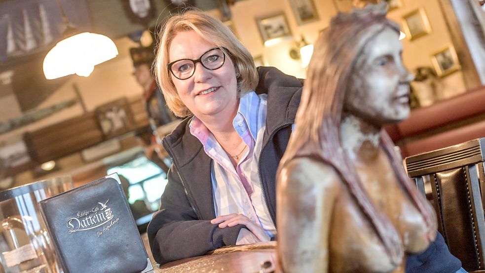 Im Café Dattein in Neuharlingersiel fühlt Christiane Franke sich fast wie zu Hause. Foto: Ortgies