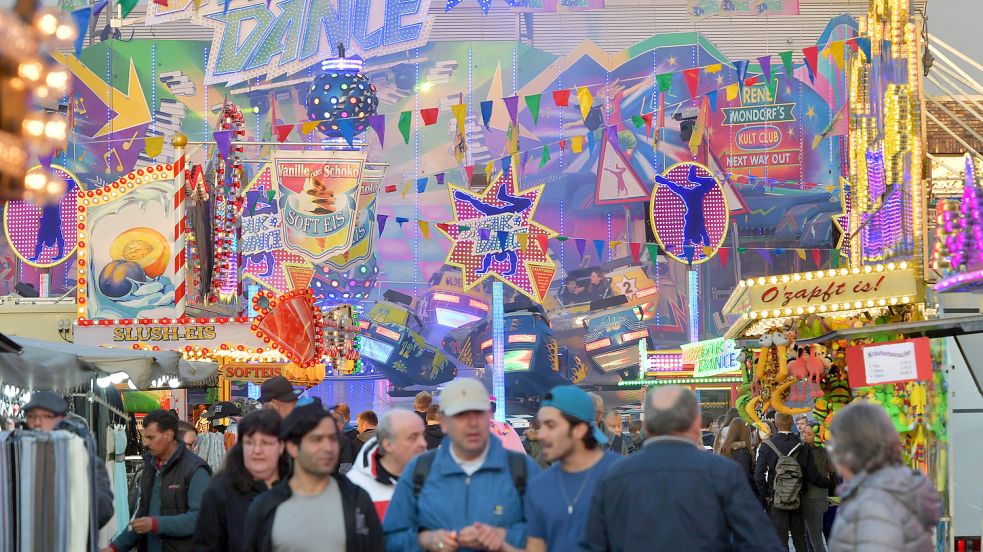 Neben Karussells gibt es auf dem Ostermarkt reichlich Verzehr- und Verkaufsstände. Foto: Archiv/Ortgies