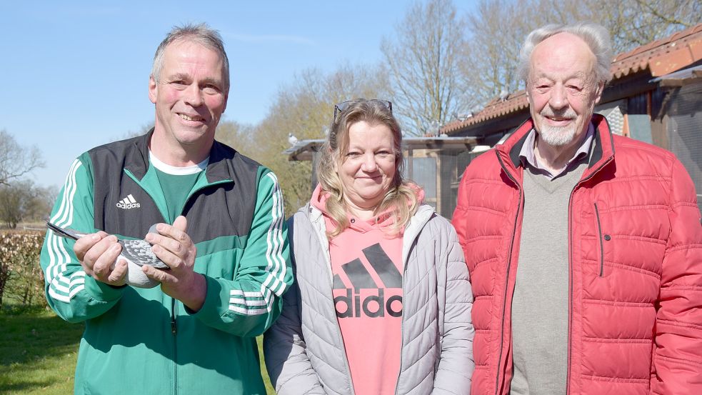 Rolf (von links) und Elvira Nieland sind mit ihren Reisetauben bei Wettbewerben und mit ihren Zuchttauben international erfolgreich. Das ist vor allem ihrer Disziplin zu verdanken, meint der Vorsitzende des Regionalverbandes 259 Ost-Friesland, Detert Feddinga (rechts). Im Hintergrund sitzen Jungtauben auf dem Dach des Schlags. Foto: Zuidema