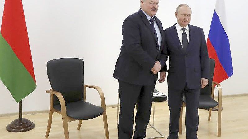 Belarus Machthaber Alexander Lukaschenko und der russische Präsident Wladimir Putin arbeiten eng zusammen. Foto: Mikhail Klimentyev/Pool Sputnik Kremlin/AP/dpa/Archiv