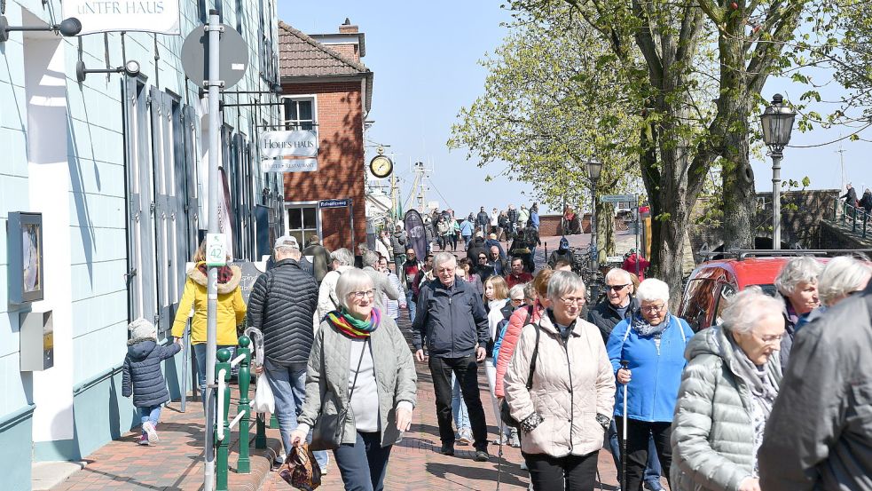 Touristen bringen Geld nach Greetsiel und in die Krummhörn. Den Esel hat die Verwaltung gerne gemolken und bei gewissen Problemen bewusst in eine andere Richtung geguckt. Foto: Wagenaar/Archiv