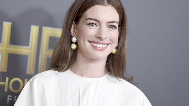 Anne Hathaway kann in einem Werbefilm für die Schweiz ihr komisches Talent ausspielen. Foto: Jordan Strauss/Invision/AP/dpa