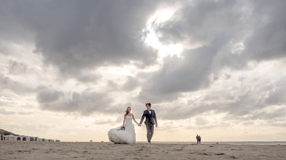 Heiraten auf den Inseln ist sehr beliebt. Dieses Bild entstand auf Spiekeroog. Foto: Kösters
