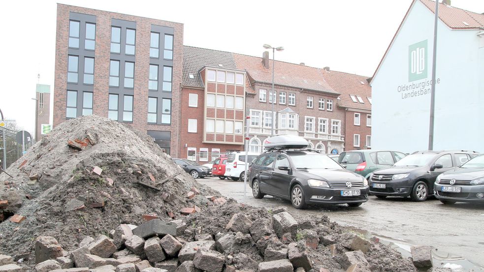 Baustelle Innenstadt: Der ehemalige Kaufhallen-Parkplatz im Emder Zentrum soll neu hergerichtet werden. Das ursprünglich dort geplante Parkhaus lässt weiter auf sich warten. Foto: Päschel