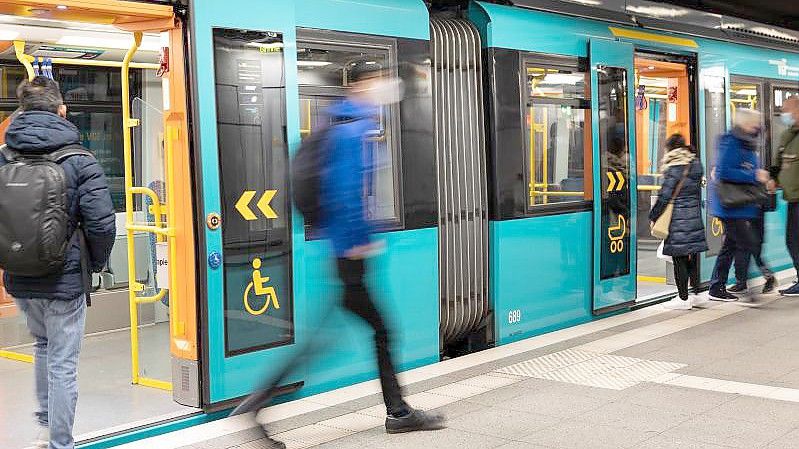 Ab Juni soll es für den Nahverkehr für drei Monate ein 9-Euro-Ticket geben. Foto: Hannes P. Albert/dpa