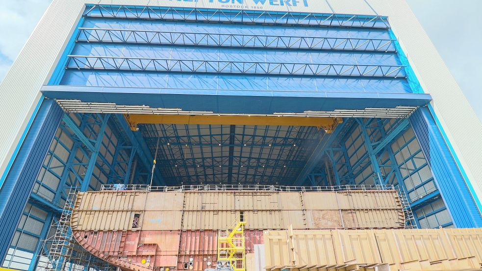 Auf der Neptun Werft in Rostock-Warnemünde entstehen vor allem Maschinenraummodule für Kreuzfahrtschiffe, die in Papenburg und im finnischen Turku gebaut werden. Foto: Christoph Assies