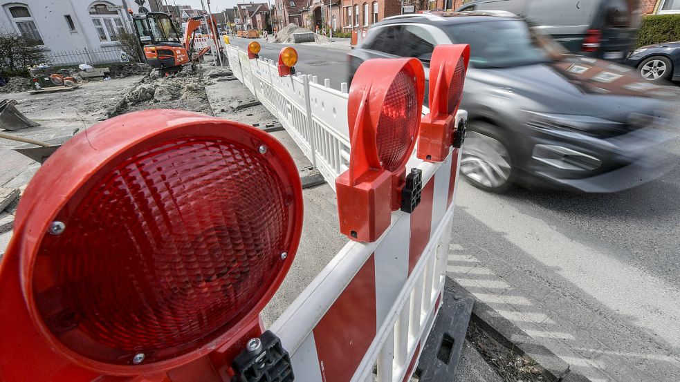 Die Fockenbollwerkstraße wird bald zur Großbaustelle. Die Vorboten sind schon da. Gas-, Strom- und Wasserleitungen werden erneuert. Foto: Ortgies