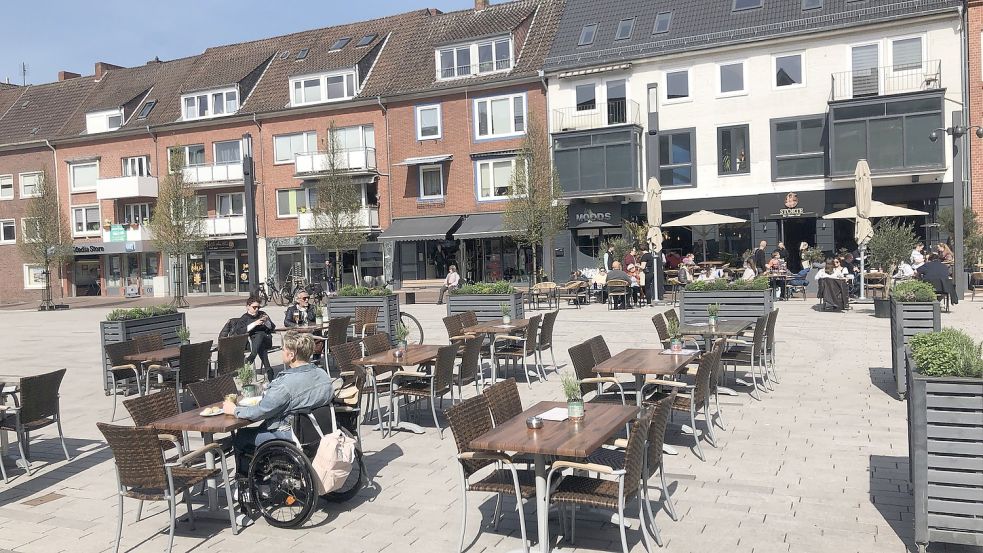 Die Gastronomie am Neuen Markt hat sich bei den frühlingshaften Temperaturen der vergangenen Tage wieder auf dem Platz ausgeweitet. Foto: H. Müller