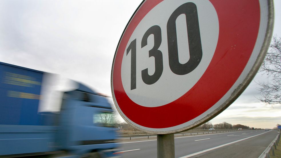 An der Autobahn A10 am nördlichen Berliner Ring unweit des brandenburgischen Mühlenbeck steht ein Schild, das die erlaubte Höchstgeschwindigkeit mit 130 Stundenkilometern anzeigt. Foto: Pleul/DPA-Zentralbild/DPA