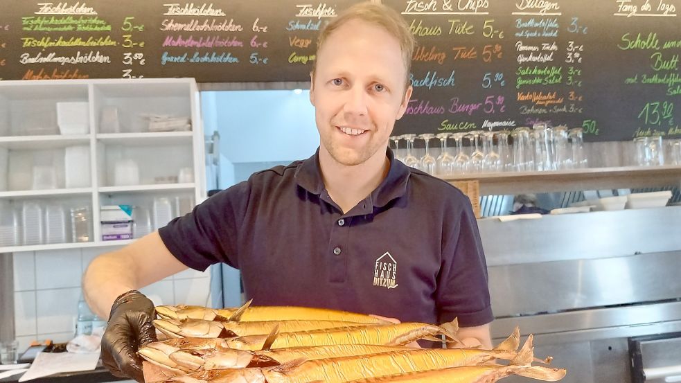 Stefan Burlager hat als Inhaber des Fischhauses in Ditzum vor Ostern alle Hände voll zu tun. Foto: Vogt
