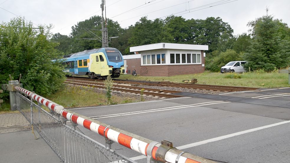 Züge der Verbindung RB 57 Leer-Groningen sollten ab 2024 auch wieder in der Ortschaft halten. Dann sollte der neue Bahnhaltepunkt fertiggestellt sein. Der Termin kann allerdings nicht eingehalten werden. Archivfoto: Ammermann