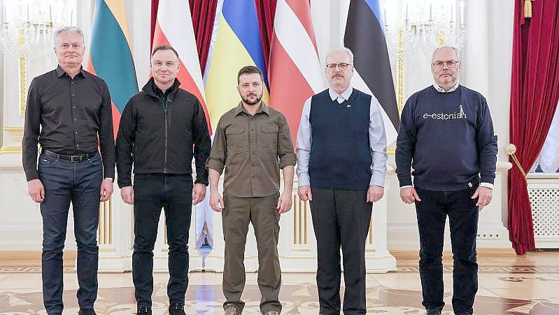 Gitanas Nauseda (l-r), Andrzej Duda, Wolodymyr Selenskyj, Egils Levits und Alar Karis posieren für ein Foto in Kiew. Foto: Jakub Szymczuk/Kprp/PAP/dpa