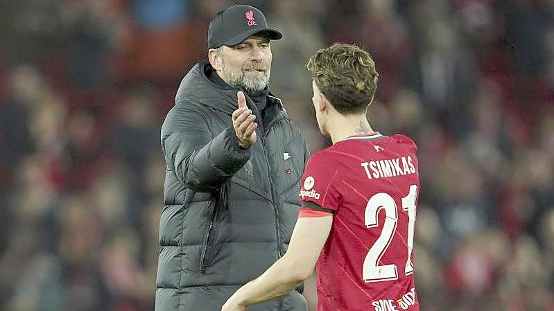 Trainer Jürgen Klopp und Kostas Tsimikas feiern den Liverpooler Halbfinaleinzug. Foto: Jon Super/AP/dpa