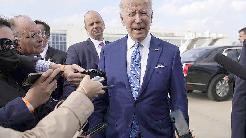 US-Präsident Joe Biden spricht bei einem Besuch im Bundesstaat Iowa mit Reportern. Foto: Carolyn Kaster/AP/dpa